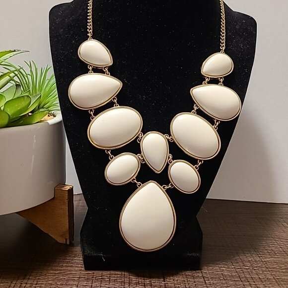 Unbranded White & Gold Tone Beaded Bib Necklace Ladies Vintage Statement Dressy - Picture 2 of 5